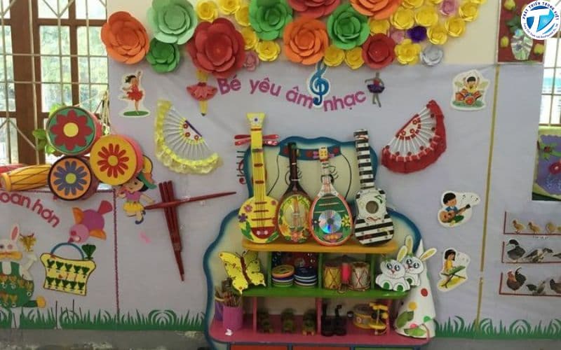 Góc âm nhạc đẹp với nốt nhạc lớn, micro, loa, trống mini màu sắc tươi sáng